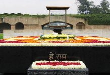 President Kovind, PM Modi pay tribute to Mahatma Gandhi at Rajghat